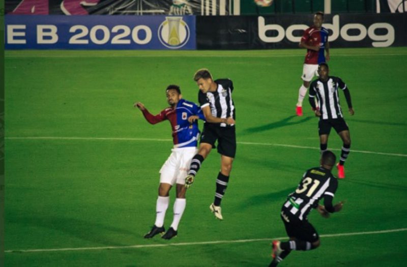 Alemão disputa bola com jogador do Paraná