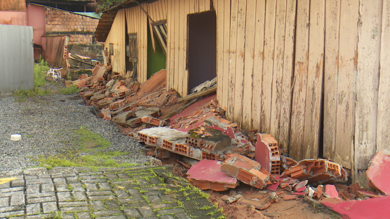 Casa ficou parcialmente destru&iacute;da ap&oacute;s a queda de um muro – Foto: Juliano Masselai/Divulga&ccedil;&atilde;o