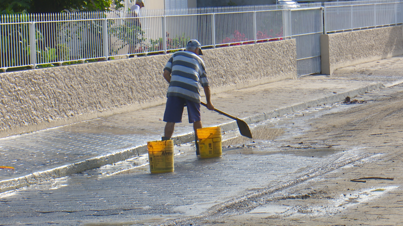 Moradores e a Defesa Civil faziam a limpeza das ruas na manh&atilde; desta ter&ccedil;a – Foto: Juliano Masselai/Divulga&ccedil;&atilde;o