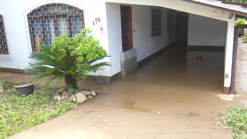 Ruas ficaram alagadas ap&oacute;s a forte chuva que atingiu a cidade – Foto: Juliano Masselai/NDTV