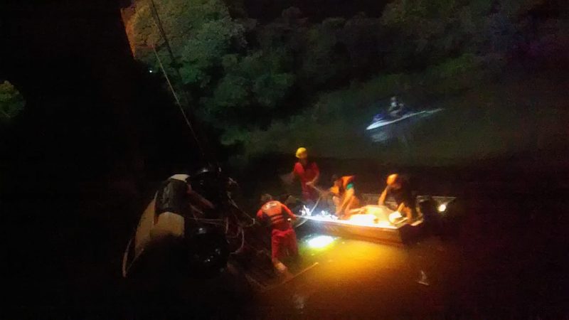 Carro teria sa&iacute;do da pista e ca&iacute;do no rio, que fica &agrave;s margens da rodovia – Foto: Corpo de Bombeiros Militar/Divulga&ccedil;&atilde;o