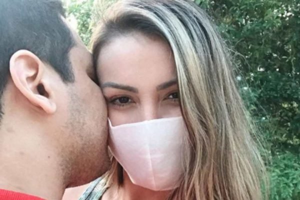 Andressa Urach recebe beijo de namorado novo