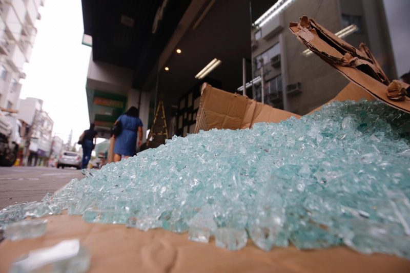 Os comerciantes de Crici&uacute;ma ainda calculam os danos ap&oacute;s a noite de terror e p&acirc;nico na cidade – Foto: Anderson Coelho/ND