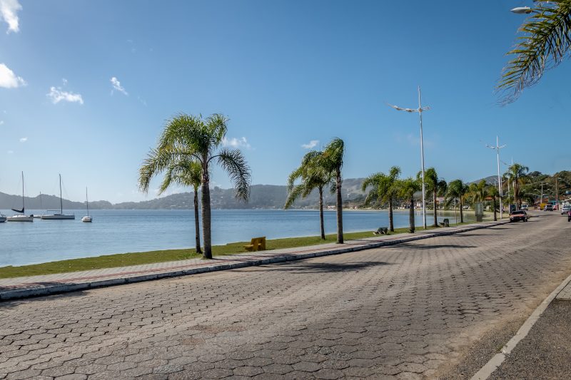 Rendeiras Avenue and Lagoa da Conceicao – Florianopolis, Santa Catarina, Brazil – Foto: iStock/Divulga&ccedil;&atilde;o