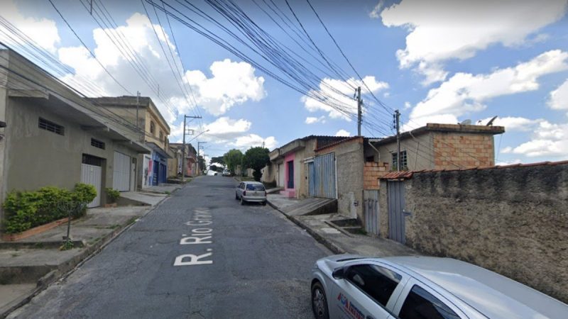 Jovem teria envolvimento com crimes na regi&atilde;o e n&atilde;o morava na casa – Foto: Reprodu&ccedil;&atilde;o/Google Street View