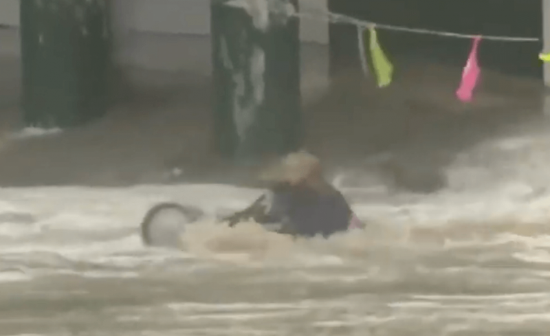 Mulher se joga no mar revolto para salvar barris de cerveja – Foto: Reprodu&ccedil;&atilde;o