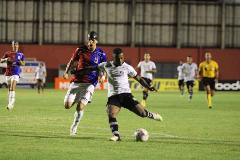Bruno Michel, autor do primeiro gol contra o Paran&aacute;, no momento em que finaliza para marcar; vit&oacute;ria fundamental para a sequ&ecirc;ncia da competi&ccedil;&atilde;o. – Foto: Patrick Floriani/FFC/Divulga&ccedil;&atilde;o/ND