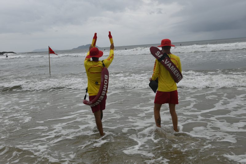 Guarda-vidas estão em diversas praias para auxiliar ocorrências de afogamento em SC