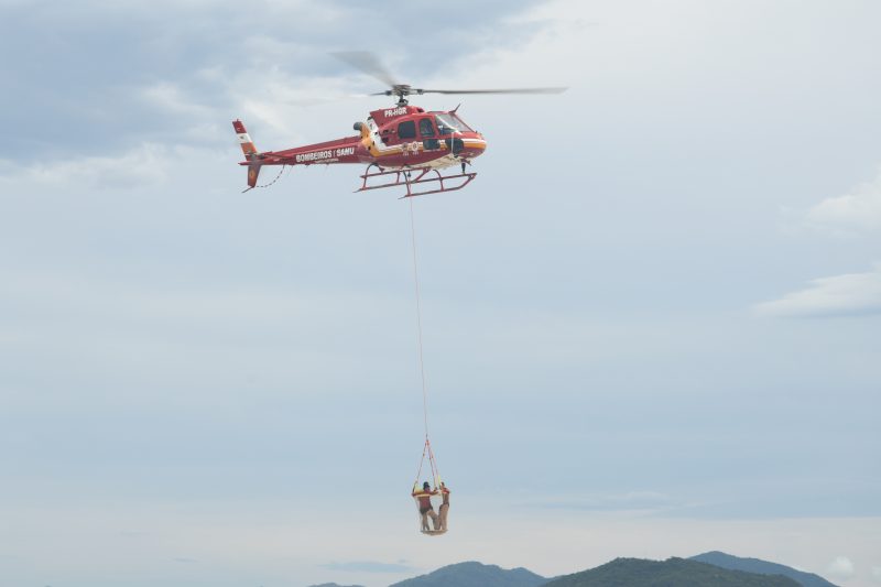 bombeiros realizando resgate em sc