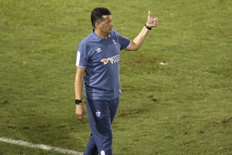 Claudinei Oliveira na beirada do campo comandando o Avaí