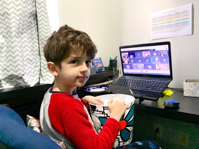 Aluno participa de aula virtual em casa – Foto: Divulgação