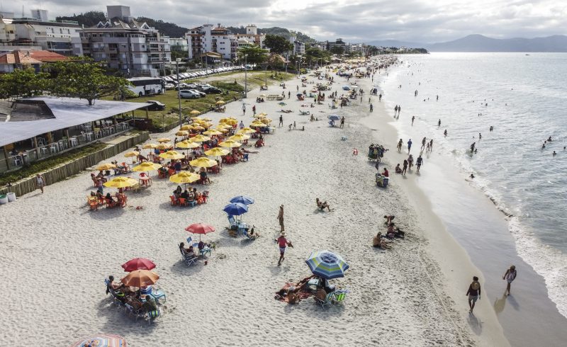 De acordo com a Santur, turistas est&atilde;o optando por viagens mais curtas – Foto: Anderson Coelho/Arquivo/ND