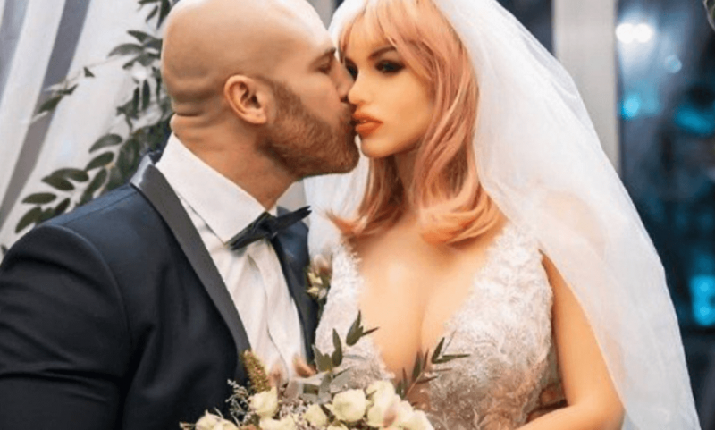 Yuri Tolochko, fisiculturista do Cazaquistão – terra de Borat, o famoso personagem das telinhas – se casou com Margot, uma boneca hiper-realista russa. – Foto: Reprodução Instagram