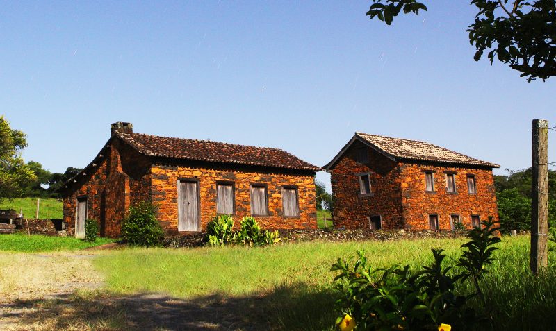 Na imagem aparece as famosas Casas de Pedra localizadas em Nova Veneza