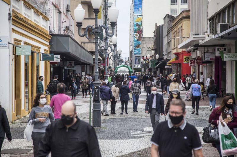 Centro de Florianópolis com muitas pessoas
