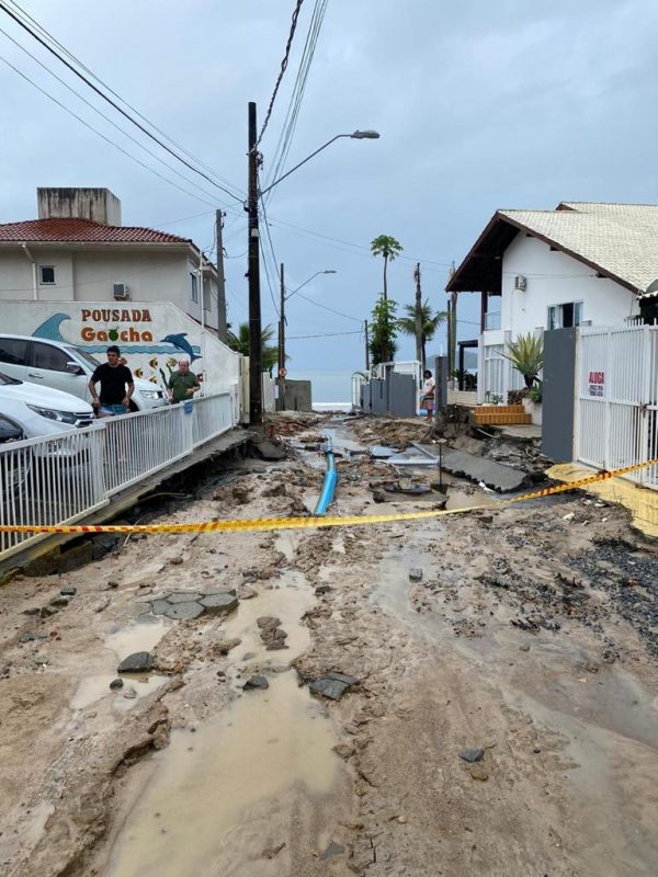 Diversas &aacute;reas de Bombinhas ficaram interditadas e a Defesa Civil do Munic&iacute;pio trabalha para reparar os estragos – Foto: Reprodu&ccedil;&atilde;o/ND