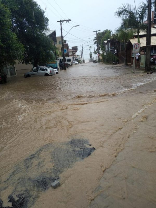 Ruas alagadas em Bombinhas