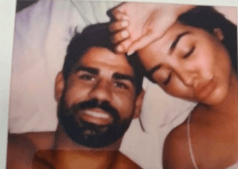 Diego Costa tamb&eacute;m aparece com a mesma mo&ccedil;a em foto encontrada dentro da B&iacute;blia – Foto: Reprodu&ccedil;&atilde;o