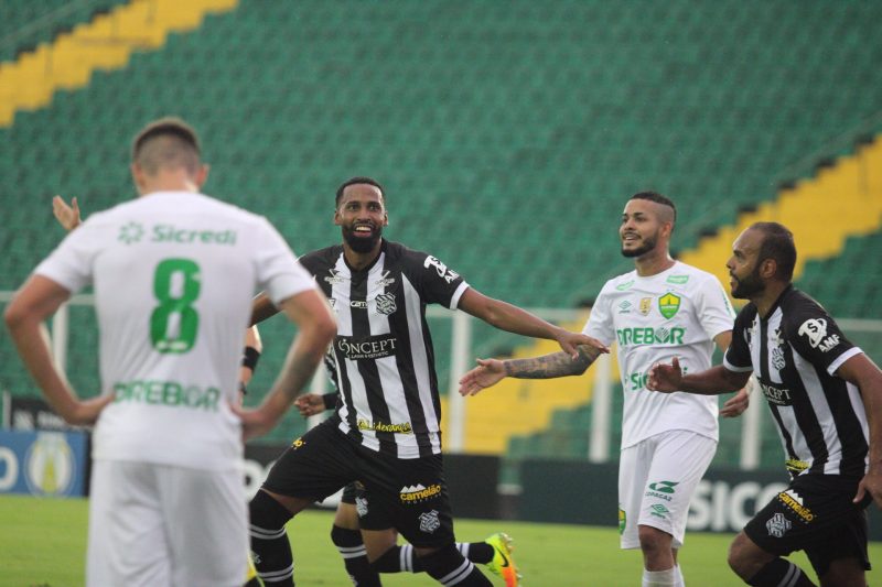 Guilherme Teixeira comemora o gol da vitória do Furacão