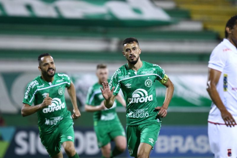 jogadores vestindo uniformes na cor verde