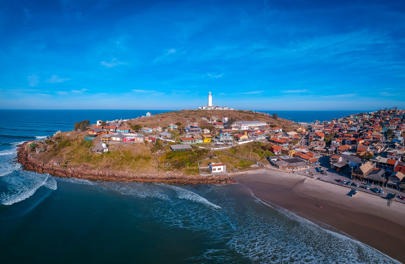 Imagem aérea do Farol de Santa Marta com mar ao fundo