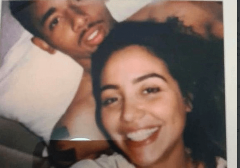 Gabriel Jesus e a foto encontrada dentro da B&iacute;blia. A mo&ccedil;a ainda n&atilde;o foi identificada – Foto: Reprodu&ccedil;&atilde;o