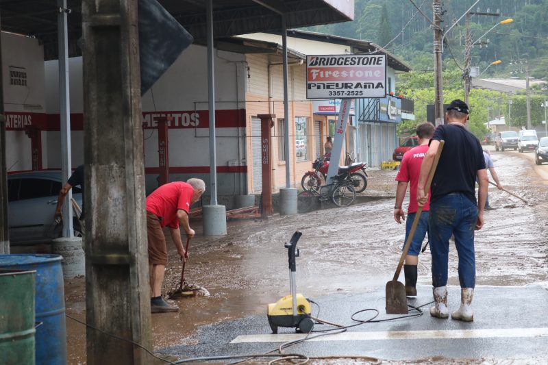 Moradores de Ibirama retiram acúmulos de águas das vias