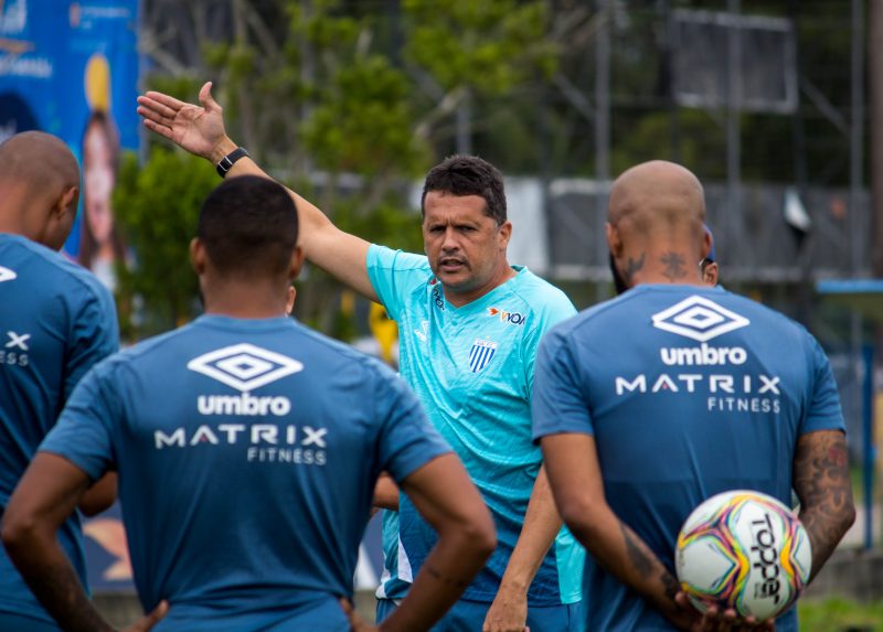 Claudinei Oliveira comanda o treino no Sul da Ilha. Duelo importante no pr&oacute;ximo s&aacute;bado – Foto: Andr&eacute; Palma Ribeiro/Ava&iacute; FC/divulga&ccedil;&atilde;o