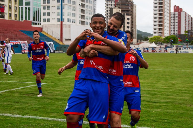 Z&eacute; Vitor marcou os dois e garantiu a vit&oacute;ria no Gigant&atilde;o das Avenidas – Foto: Bruno Golembiewski/CN Marc&iacute;lio Dias