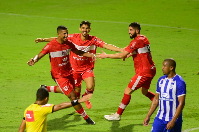 Derrota do Ava&iacute; para o CRB, dentro da Ressacada, praticamente sepultou as chances do Le&atilde;o de jogar a S&eacute;rie A em 2021. Ano para esquecer. Foto: Eduardo Valente/Ishoot/Estad&atilde;o Conte&uacute;do