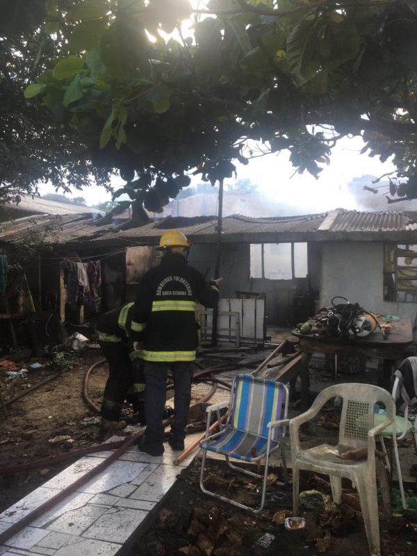 Casa ficou totalmente destru&iacute;da ap&oacute;s o inc&ecirc;ndio – Foto: Bombeiros Volunt&aacute;rios/Divulga&ccedil;&atilde;o