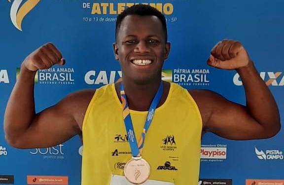 Anderson Fagundes Ferreira exibe medalha de bronze por lançamento de disco.