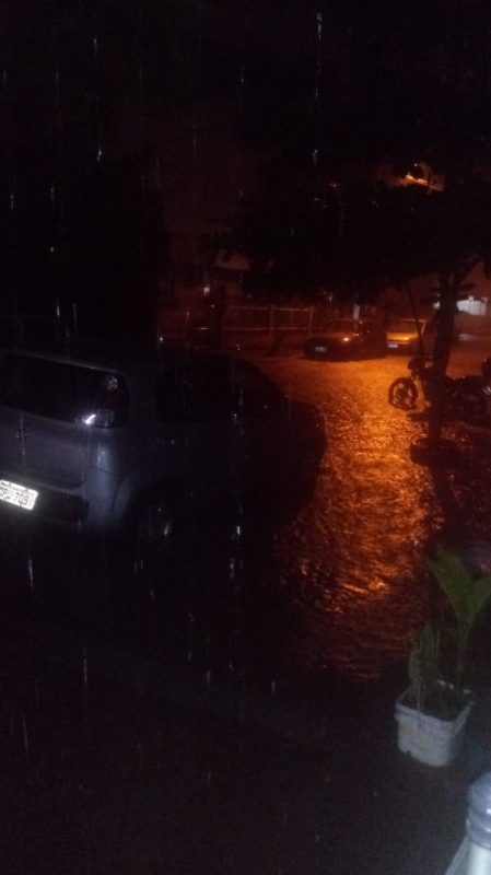 Na subida da praia de Laranjeiras, em Balneário Camboriú também foi registrado estragos pela água – Foto: Reprodução/ND