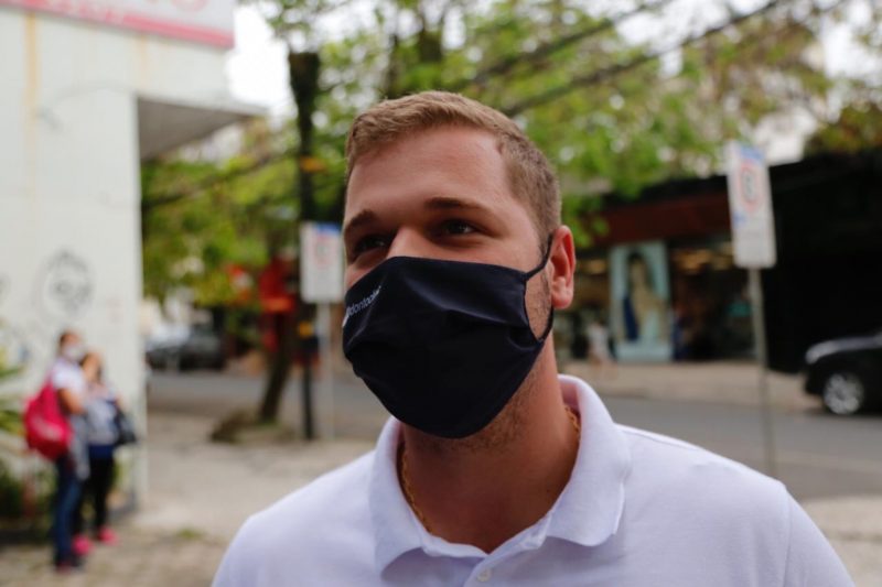 O consult&oacute;rio do dentista Maur&iacute;cio Costa tamb&eacute;m ficou com marcas de tiro ap&oacute;s o assalto a banco em Crici&uacute;ma – Foto: Anderson Coelho/ND