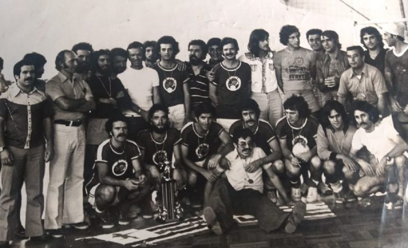 Na foto, atletas, diretores e simpatizantes do time de futsal (na &eacute;poca futebol de sal&atilde;o) do Cupido que conquistou o t&iacute;tulo estadual de 1974 diante do BESC. O detalhe inusitado desta decis&atilde;o &eacute; que foram cobradas trinta e duas penalidades m&aacute;ximas para se reconhecer o time campe&atilde;o. O BESC tinha como treinador, Rozendo V. Lima. O Cupido era treinado por Orival S. Meira. – Foto: Acervo Roberto Freitas/ND