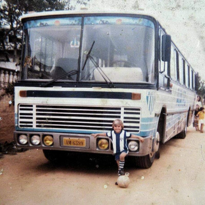 Entre as d&eacute;cadas de 1980 e 1990, o &ocirc;nibus do Ava&iacute;, por onde passava, atra&iacute;a as aten&ccedil;&otilde;es. Afinal era um time “que tinha a sua pr&oacute;pria condu&ccedil;&atilde;o” para o orgulho dos seus torcedores. Apelidado de “trov&atilde;o azul” e guiado por Jos&eacute; H. Westarb, o popular Jarr&atilde;o, o &ocirc;nibus, aos poucos, foi sendo sucateado, permanecendo mais na oficina que &agrave; disposi&ccedil;&atilde;o dos pr&oacute;prios jogadores. – Foto: Acervo F&aacute;bio Westarb/ND