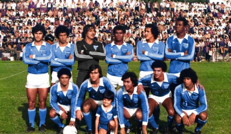 Equipe do Ava&iacute; no ano de 1981, antes da realiza&ccedil;&atilde;o de um cl&aacute;ssico no saudoso est&aacute;dio Adolfo Konder. Em p&eacute;: Marinho, Ti&atilde;o, Z&eacute; Carlos, Djalma, Luiz Henrique e Silva. Agachados: Baianinho, Bira Lopes, Vargas, Caco e Alves. – Foto: Acervo e Coloriza&ccedil;&atilde;o, Zuzarte/ND