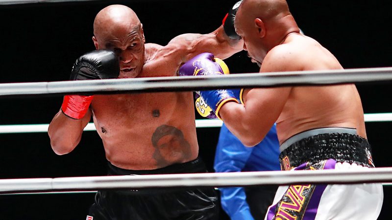 Após 15 anos afastado dos ringues, Mike Tyson voltou a vestir as luvas em novembro para uma luta contra Roy Jones. O ex-campeão dos pesos pesados teve um empate técnico com o adversário. A luta aconteceu no Staples Center, em Los Angeles – Foto: Getty Images