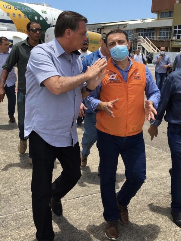 Governador Carlos Moisés recebe o presidente Jair Bolsonaro em SC. Os dois sobrevoaram as áreas atingidas pelas chuvas em SC &#8211; Foto: Reprodução/Twitter
