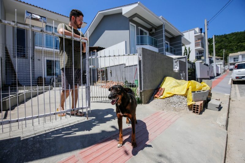 Felipe mora no loteamento Jardim Bot&acirc;nico h&aacute; menos de dois anos e adotou o Neg&atilde;o – Foto: Anderson Coelho/ND