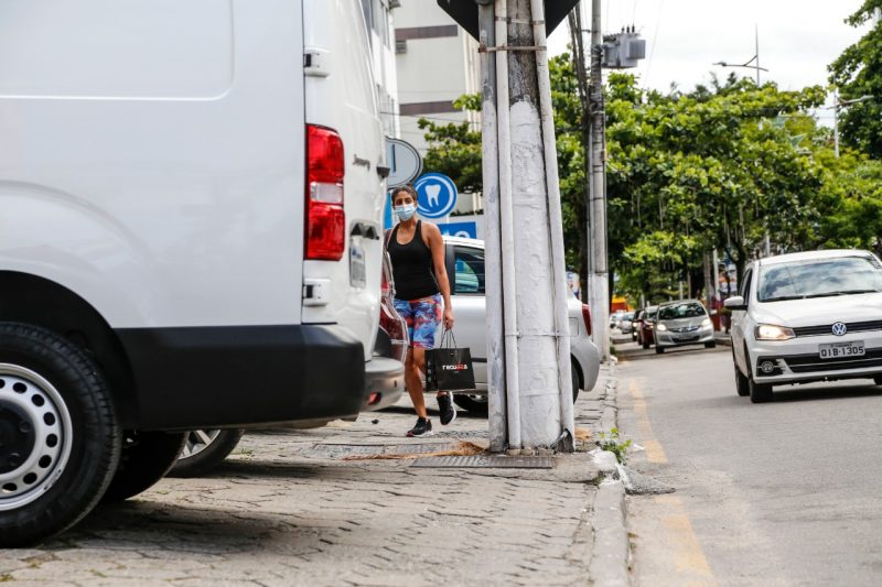 O desn&iacute;vel das cal&ccedil;adas, seja nos bairros perif&eacute;ricos ou nos mais centrais, &eacute; outro problema apontado por moradores de S&atilde;o Jos&eacute; – Foto: Anderson Coelho/ND