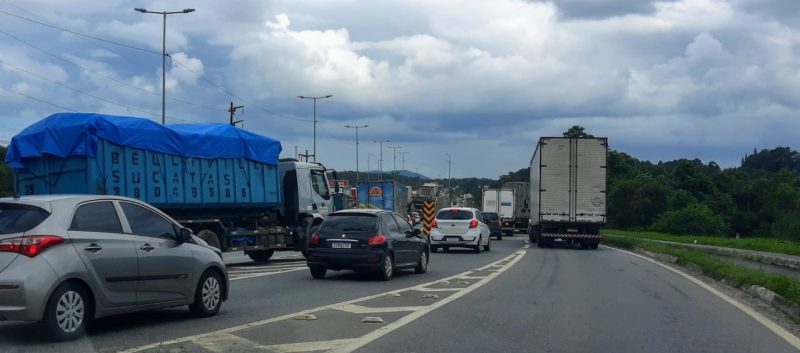 Movimento era intenso na BR-101 no trecho Norte, em Joinville, na &uacute;ltima quarta-feira (23) deve permanecer nos pr&oacute;ximos dias, aponta PRF – Foto: Jean Balbinotti/ND