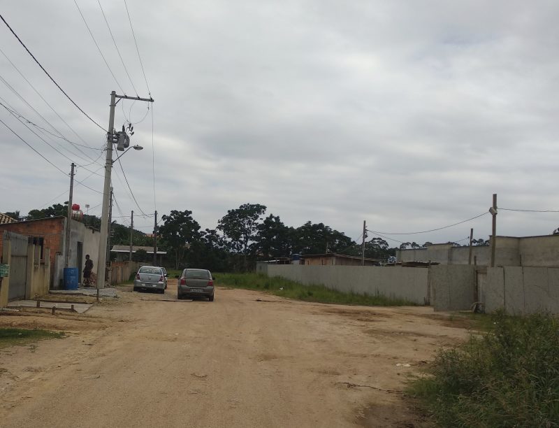 Fam&iacute;lias que moram em frente &agrave; obra aguardam um dia matricular os filhos na creche do bairro – Foto: Marcela Ximenes/ND