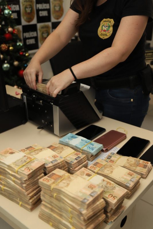 Opera&ccedil;&atilde;o Soldo Inflado – Pol&iacute;cia Civil apreende dinheiro que teria sido pago como hora extra superfaturada para trabalhadores do Samae. Ap&oacute;s o pagamento, parte do valor seria repassada para um ex-diretor da autarquia e seria usado para financiar campanha eleitoral – Foto: Divulga&ccedil;&atilde;o/Pol&iacute;cia Civil