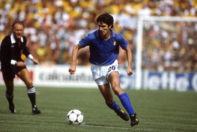 Ídolo do futebol italiano e algoz da seleção brasileira, Paolo Rossi morreu, no dia 9 de dezembro, aos 64 anos, vítima de câncer de pulmão. Campeão e artilheiro a Copa do Mundo da Espanha, em 1982, Rossi foi o balde de água fria na seleção comandada por Telê Santana. Foi dos pés do italiano que saíram os três gols que eliminaram o Brasil – Foto: Getty Images/Divulgação/ND