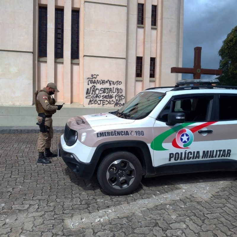 Segundo a pol&iacute;cia, autor das picha&ccedil;&otilde;es j&aacute; foi identificado – Foto: Pol&iacute;cia Militar/Divulga&ccedil;&atilde;o
