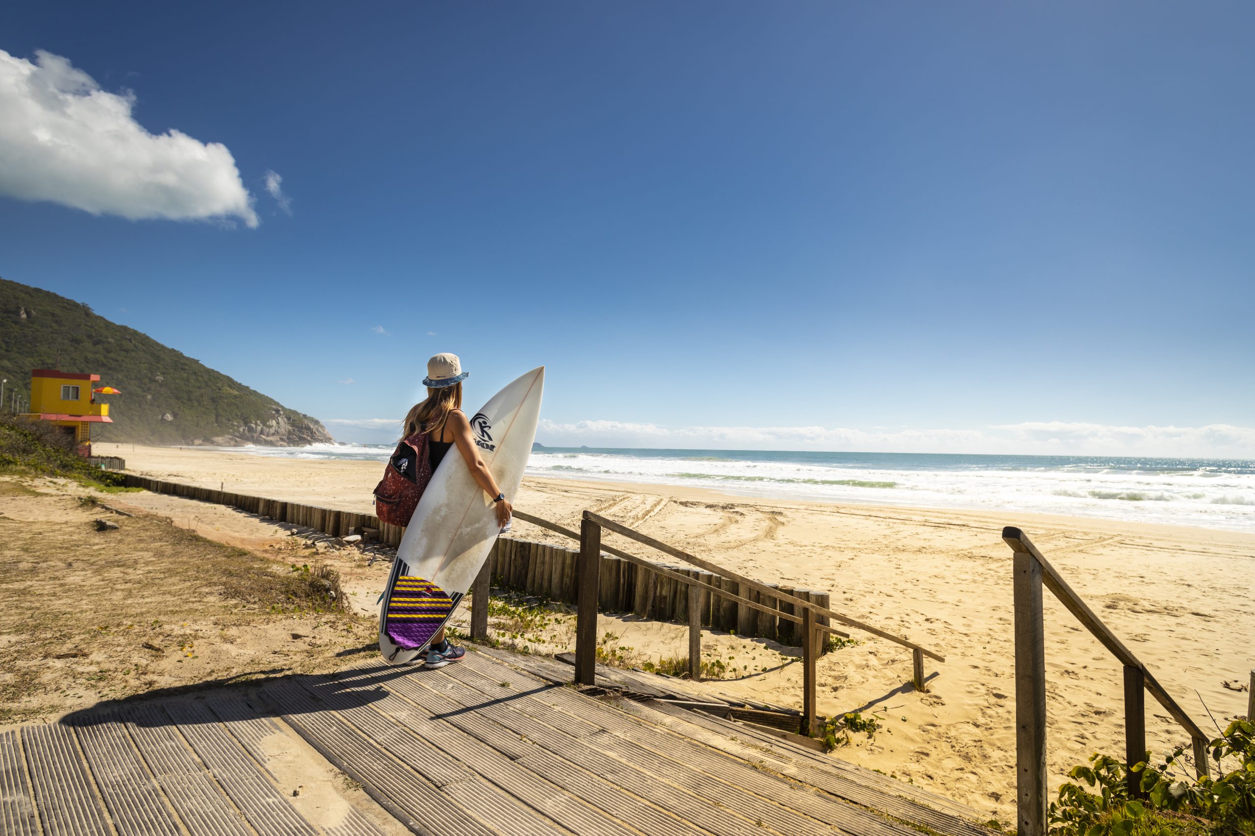 Praia Brava, em Florianópolis, conta com ondulações de até seis pés para o surf – Foto: Marcos Campos