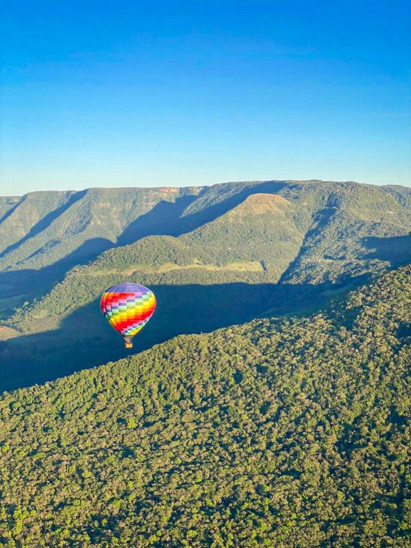 Voos de bal&otilde;es para observar a beleza natural de Praia Grande s&atilde;o um dos principais atrativos tur&iacute;sticos do munic&iacute;pio do Sul de SC Foto: @voenoscanyons/Instagram/arquivo/Divulga&ccedil;&atilde;o