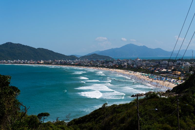 Em Bombinhas, a praia do Mariscal possui águas geladas e esverdeadas, com ondas agressivas, por ser localizada em mar aberto &#8211; Foto: Heitor Pergher/Divulgação/ND