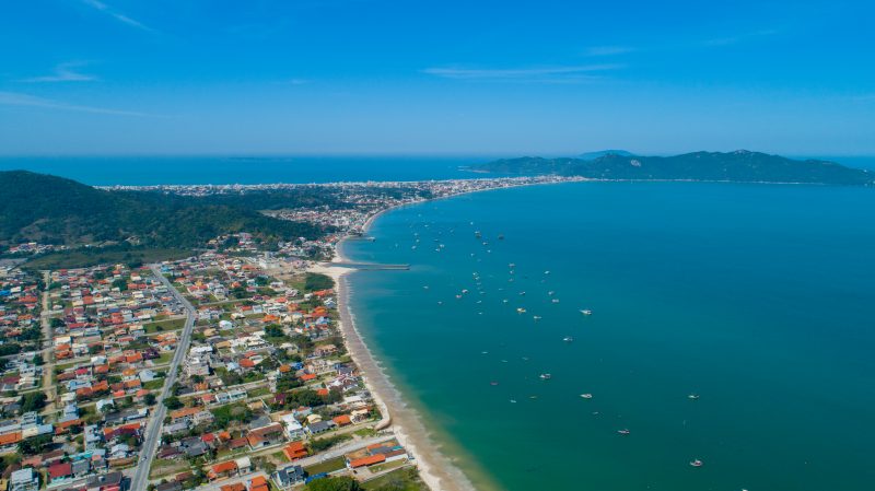 Vista panorâmica da Praia de Zimbros, de Bombinhas, em dia ensolarado